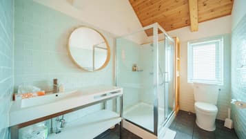 Comfort Villa | Bathroom | Combined shower/tub, free toiletries, hair dryer, towels