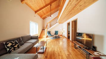 Comfort Villa | Living area | Flat-screen TV