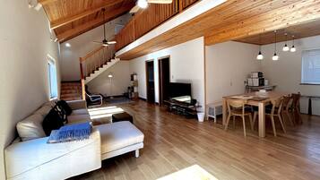 Comfort Villa | Living area | Flat-screen TV