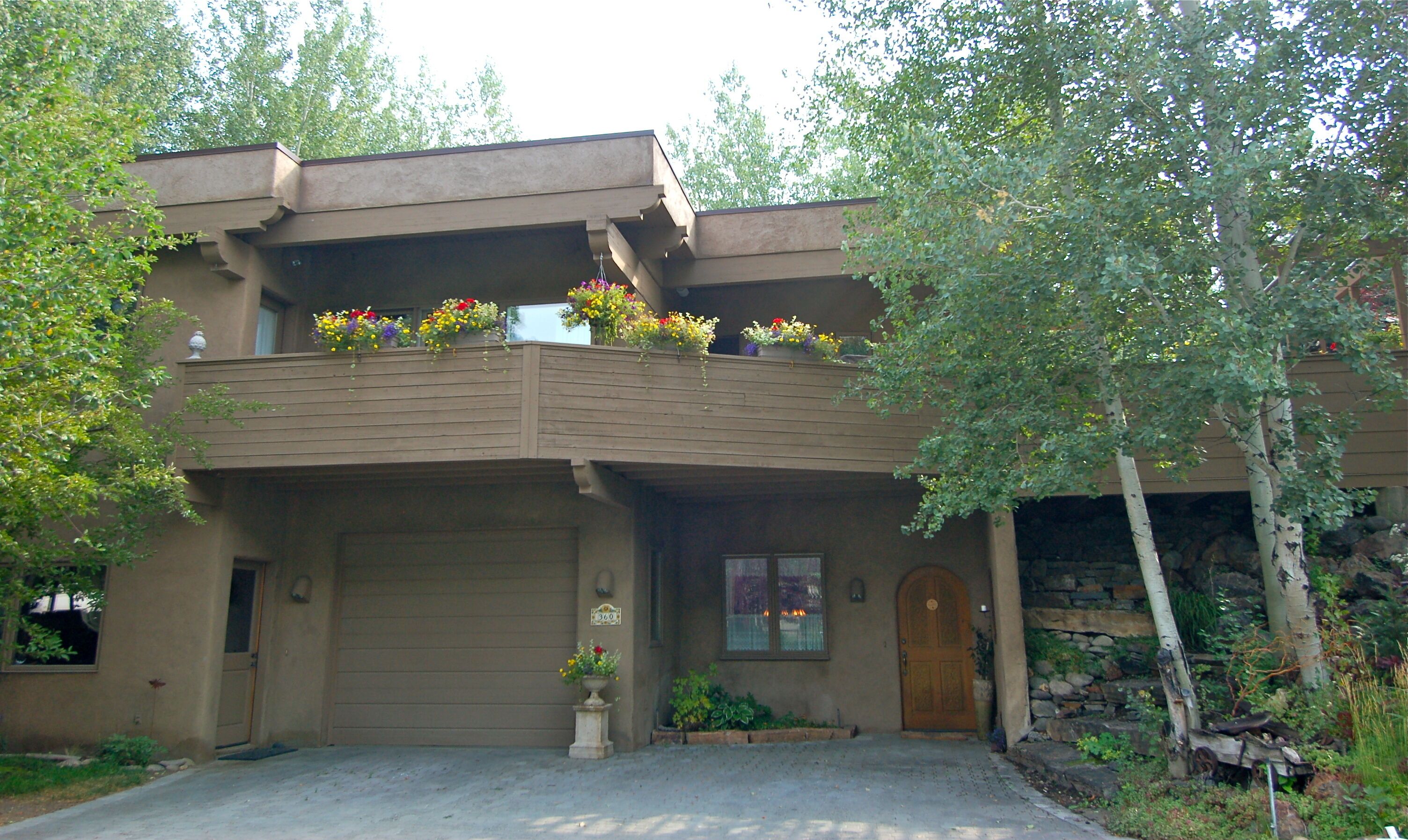 CUSTOM HOME ON BIKE PATH/WALK TO GONDOLA & TOWN/1 MONTH MINIMUM