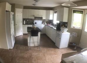 Lemari es, microwave, oven, dan kompor