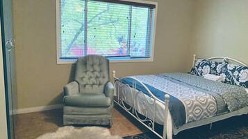 Classic Triple Room, Shared Bathroom (1 Queen Bed and 1 Twin Bed)