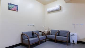 Quadruple Room, 2 Queen Beds | Desk, soundproofing, free WiFi, bed sheets