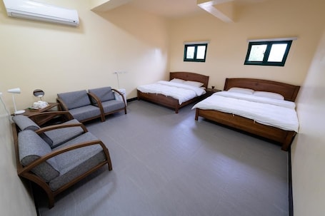 Quarto quÔdruplo, 2 camas Queen | Escrivaninha, quartos à prova de som, Wi-Fi de cortesia, roupa de cama