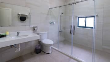 Camera quadrupla, 2 letti queen | Bagno | Doccia, set di cortesia gratuito, asciugacapelli, pantofole