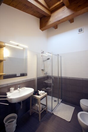 Douche, sèche-cheveux, bidet, serviettes fournies