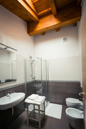 Douche, sèche-cheveux, bidet, serviettes fournies