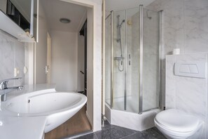 Badewanne, Haartrockner, Handtücher, Toilettenpapier