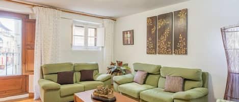 Televisor, llar de foc i llibres