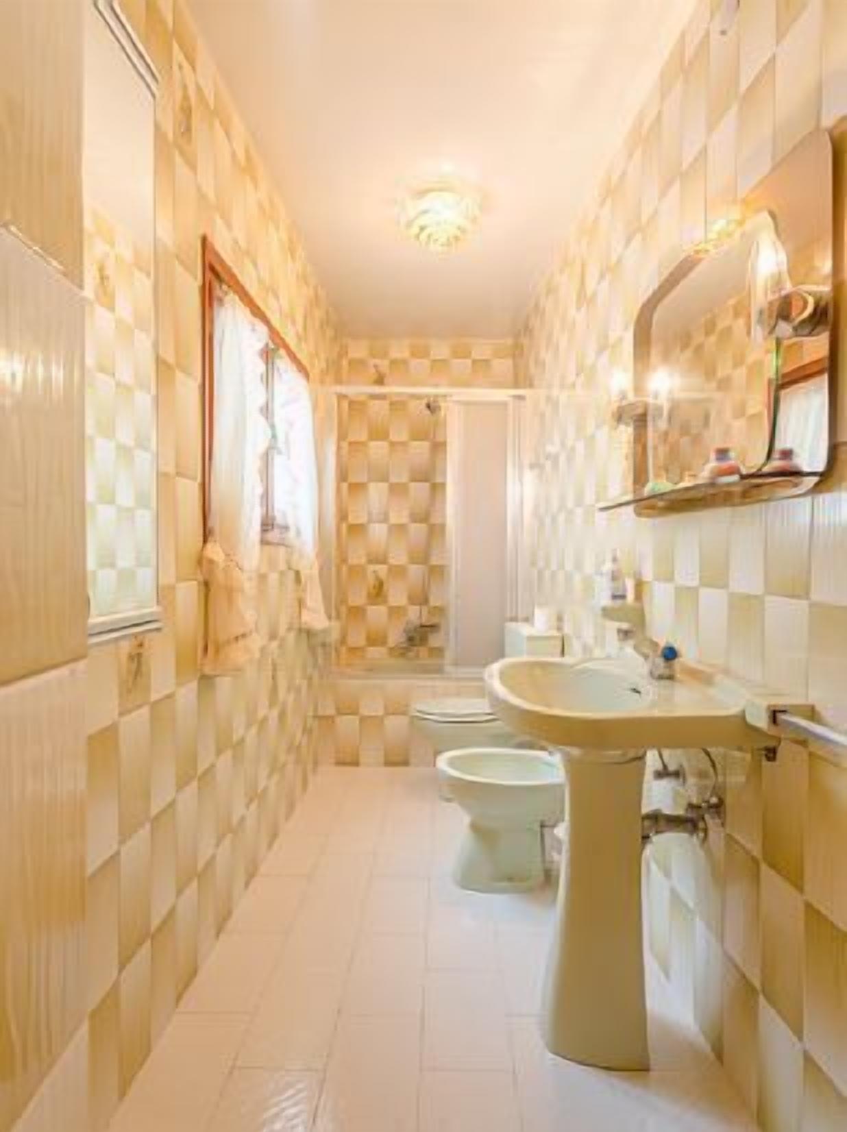 Sèche-cheveux, serviettes fournies, papier toilette