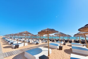Plage à proximité, chaises longues