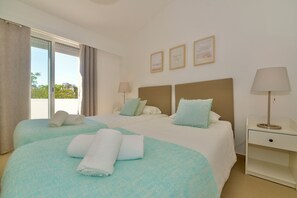 3 quartos, ferros/tábuas de passar roupa, berço de viagem