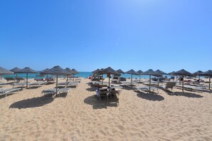Playa en los alrededores y camastros 