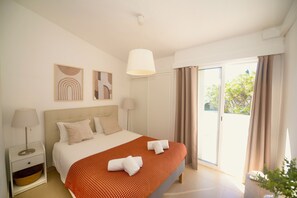 3 habitaciones, tabla de planchar con plancha y cuna de viaje 