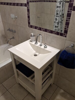 Duschwanne, Haartrockner, Bidet, Handtücher