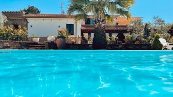 Utendørsbasseng og et oppvarmet basseng