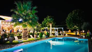 Outdoor pool, a heated pool