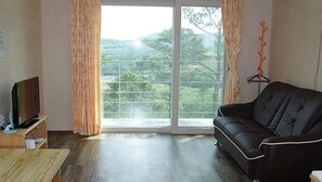 Room (Sori #103) | Living room | Flat-screen TV - Pohang Sound of Nature Pension (Pohang)