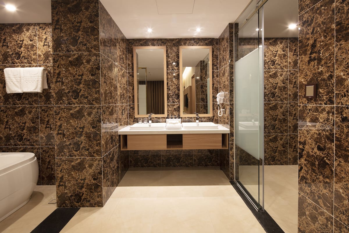 executive suite, balcony | bathroom | shower, rainfall showerhead, free toiletries, hair dryer