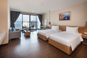 Quarto sênior, sacada, vista parcial para o oceano | Frigobar, cofres nos quartos, escrivaninha, cortinas blackout