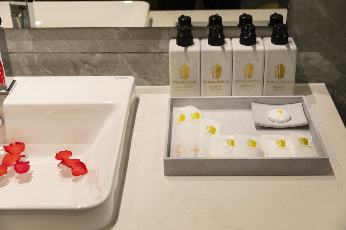 shower, rainfall showerhead, free toiletries, hair dryer