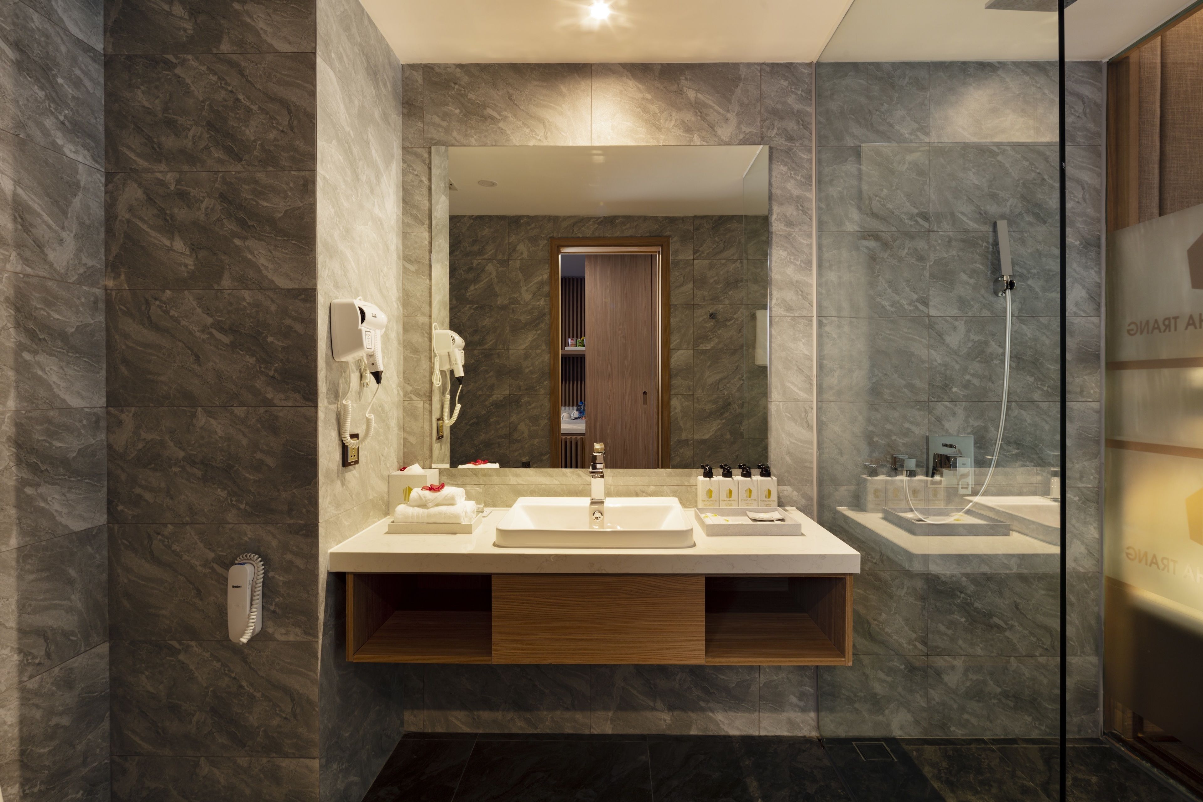 shower, rainfall showerhead, free toiletries, hair dryer