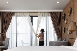 Frigobar, cofres nos quartos, escrivaninha, cortinas blackout