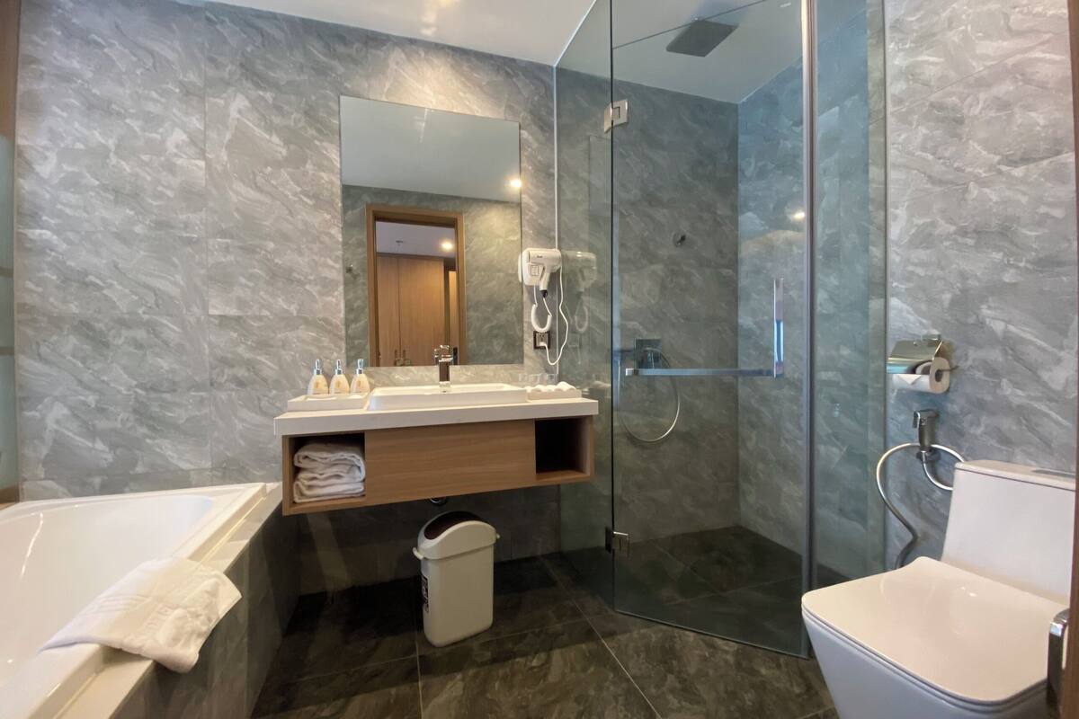 family room, city view | bathroom | shower, rainfall showerhead, free toiletries, hair dryer