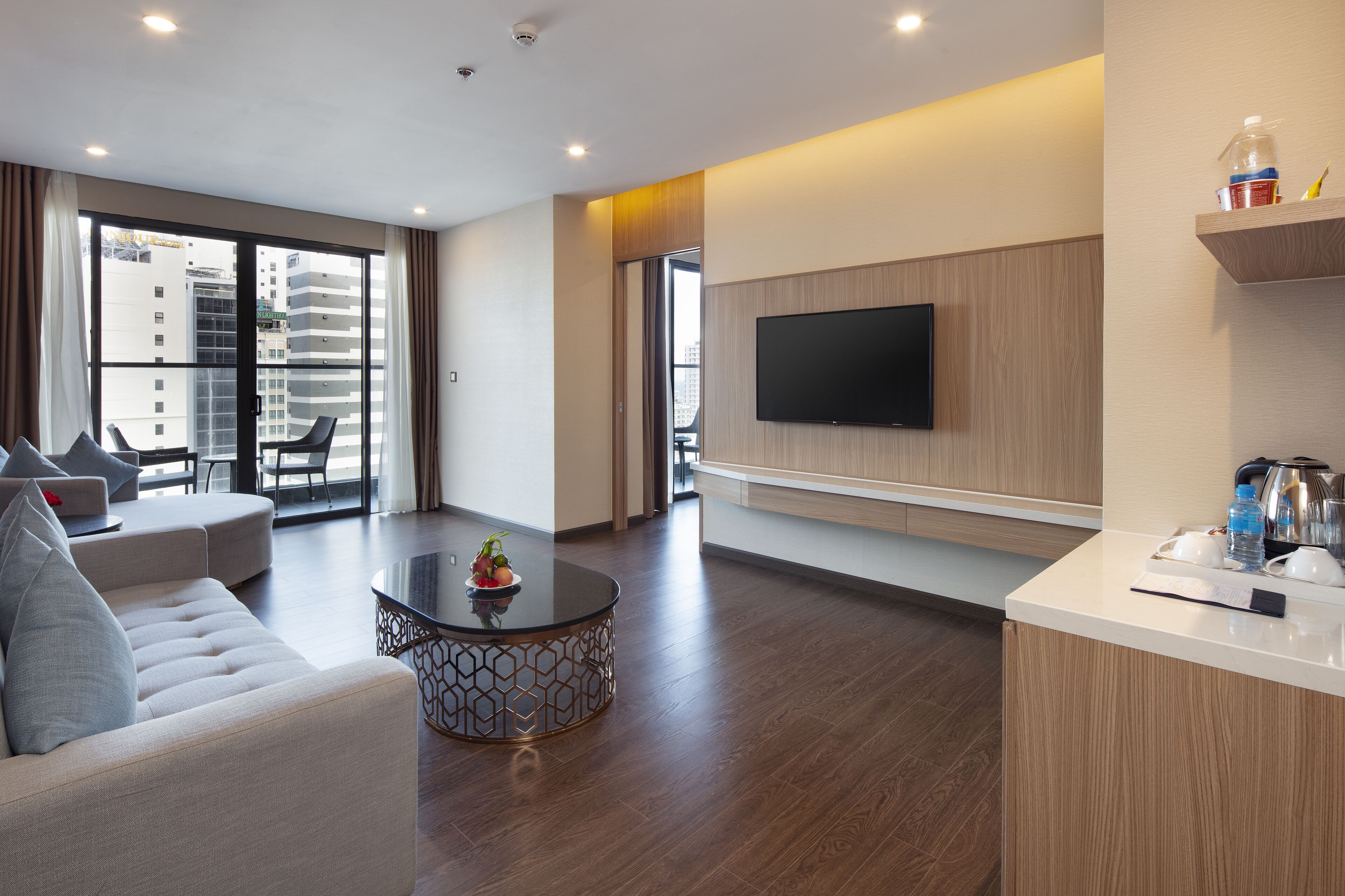 executive suite, balcony | 1 bedroom, minibar, in-room safe, desk