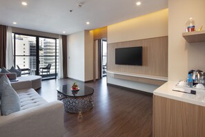 Executive Suite, Balcony | Minibar, in-room safe, desk, blackout curtains - Virgo Hotel (Nha Trang)