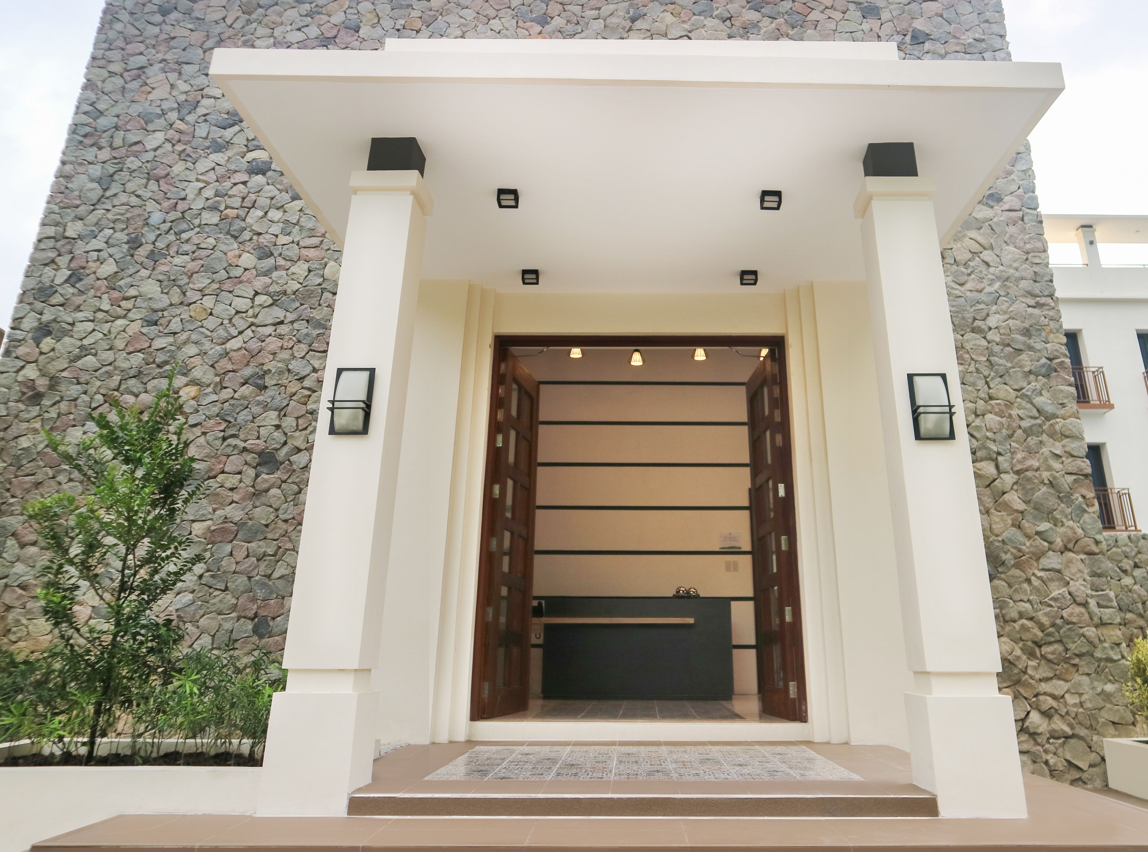 Pintu masuk properti