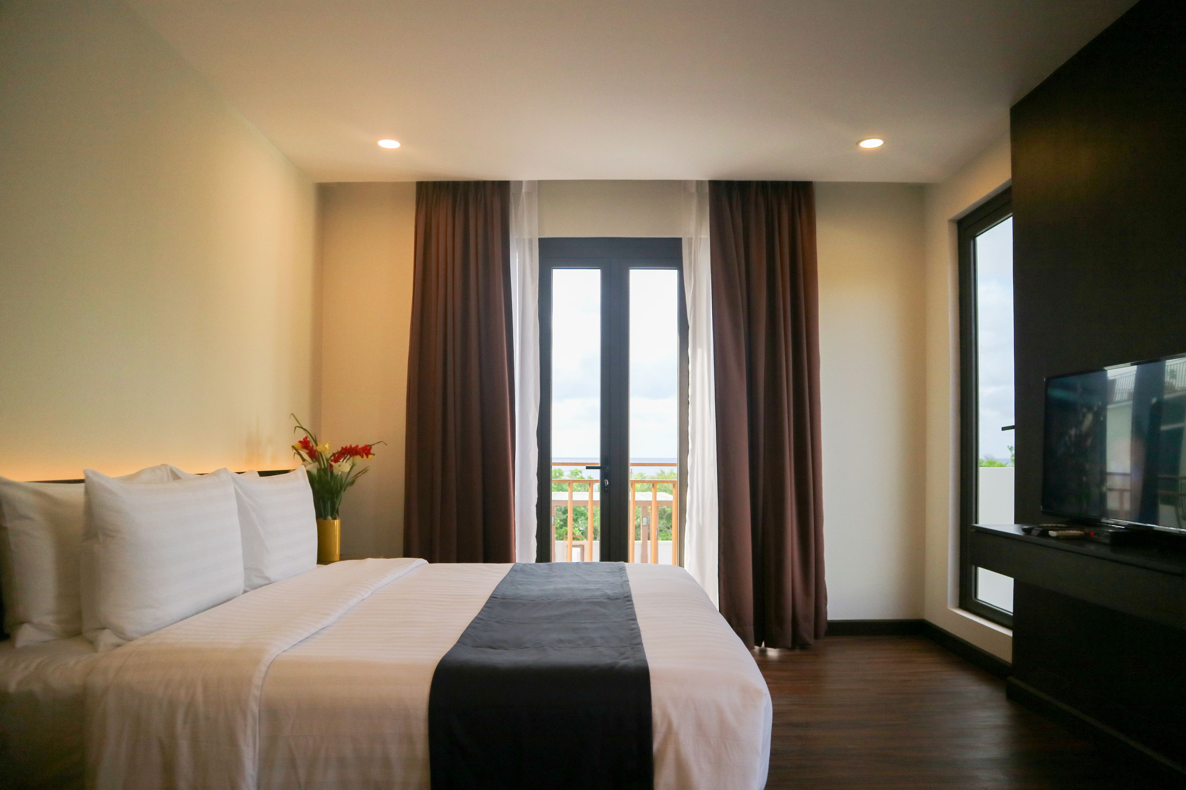 Minibar, in-room safe, desk, iron/ironing board