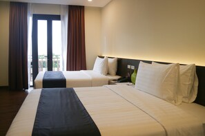 Minibar, coffres-forts dans les chambres, bureau