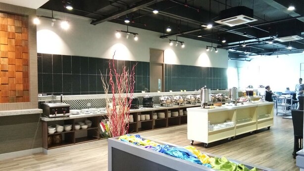 Bữa sáng buffet hàng ngày với phụ phí nhỏ