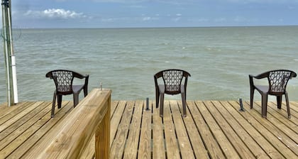 ¡NUEVO LISTADO! ¡Relájate en esta casa frente al mar con muelle privado en un lote enorme!