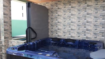 King Suite with Private Balcony & Bathtub | Jetted tub
