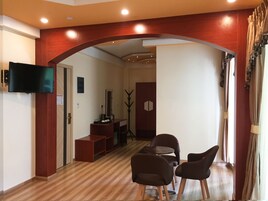 Grand Δωμάτιο, μπανιέρα με υδρομασάζ | Περιοχή καθιστικού | Τηλεοράσεις