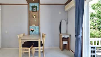Room (8 PY) | In-room dining