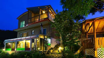 Voorkant accommodatie - avond/nacht