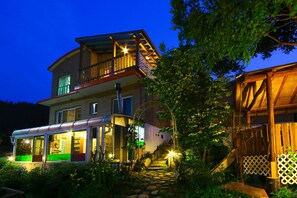 住宿正面 (夜晚)