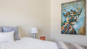 4 soverom, memory foam-senger, strykejern/-brett og wi-fi