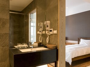 Standard Double or Twin Room(Tell hotel in advance if you check in after 18:00) | Bathroom | Shower, designer toiletries, hair dryer, slippers - Listen Wind (New Taipei City)