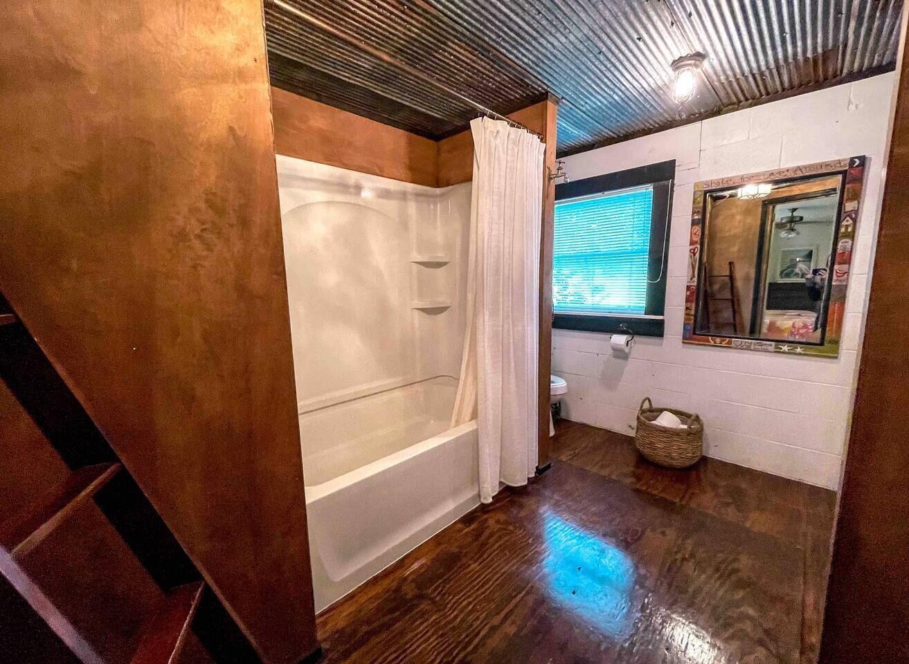 Combined shower/bathtub, hair dryer, towels