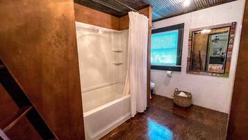 Combined shower/bathtub, hair dryer, towels