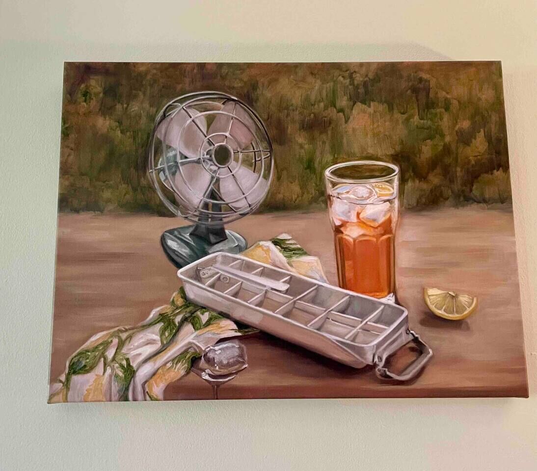 Gemälde einer Stillleben-Komposition mit Fächer, Glas Eistee und Salzzuber auf einer Holztischplatte.