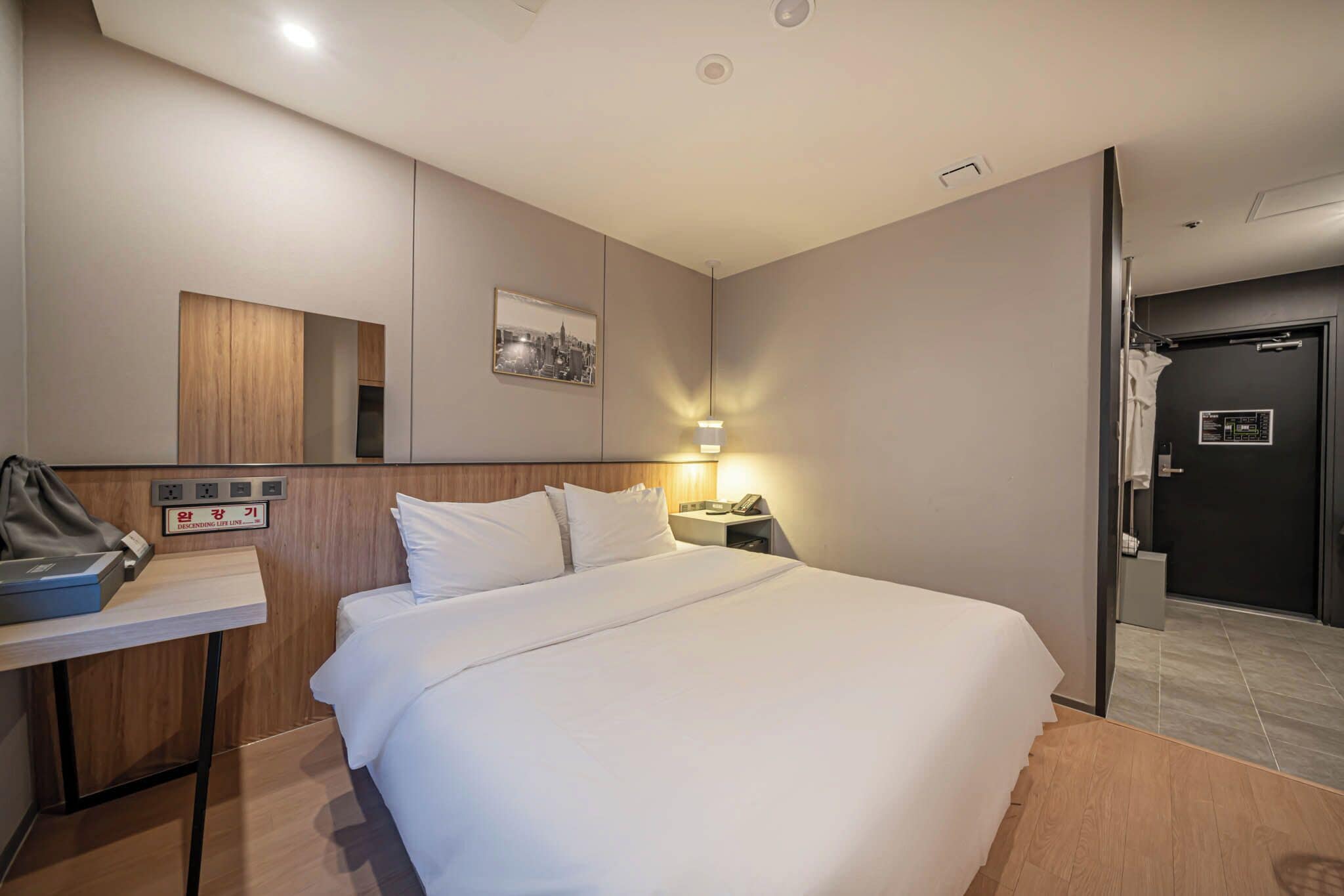 standard double room | individually decorated, individually furnished, desk, laptop workspace