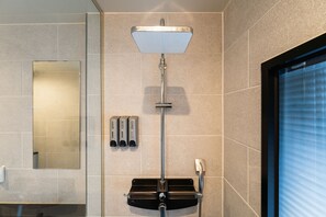 シャワー、ヘアドライヤー、バスローブ、スリッパ