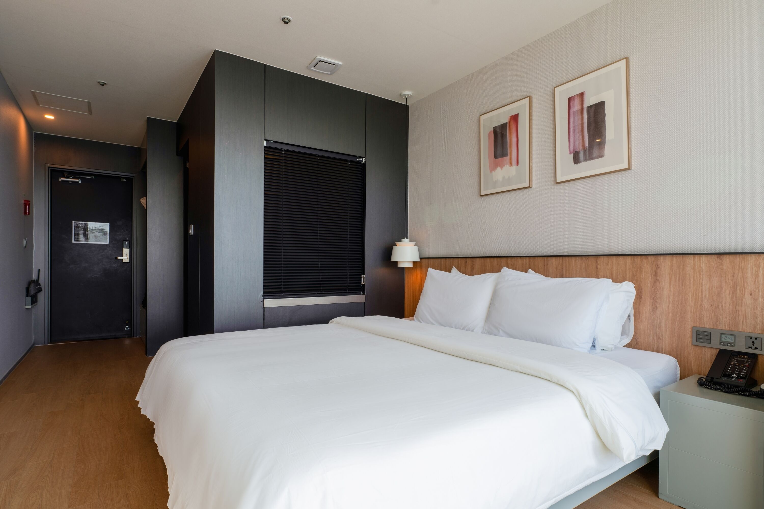 ocean deluxe double(ocean view) | individually decorated, individually furnished, desk, laptop workspace