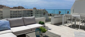 Penthouse nærmest sjøen med stor privat takterrasse, havutsikt, wi-fi og garasje