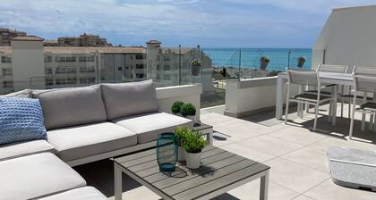 Kattohuoneisto lähinnä merta suurella yksityisellä kattoterassilla, merinäköalalla, wi-fi ja autotalli